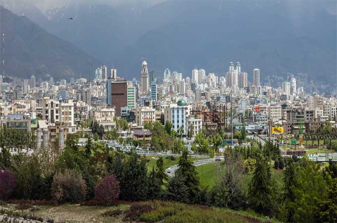 تهران تغییر شکل یافتهٔ تهرام به معنای «منطقهٔ گرمسیر» است